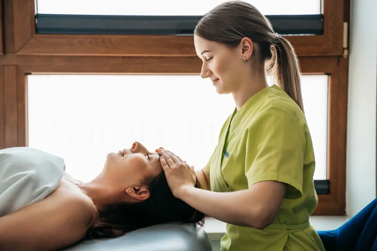 zdjęcie fizjoterapeutki Klaudia Rusek podczas zabiegu